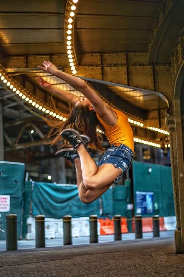 Réveille ta joie et ton énergie grâce au Pilates et au Yoga du rire