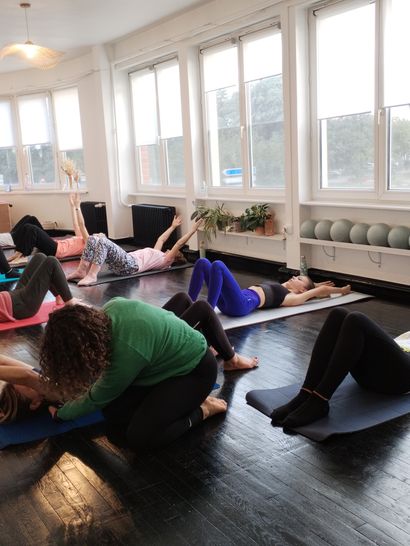 cours de pilates debutant en petit groupe au studio