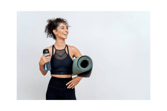 Femme souriante qui reprend le sport en douceur a la rentrée